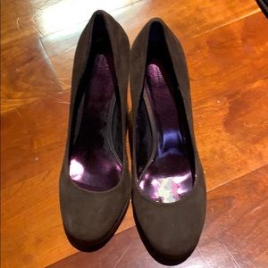 Pumps in brown suede sz 7.